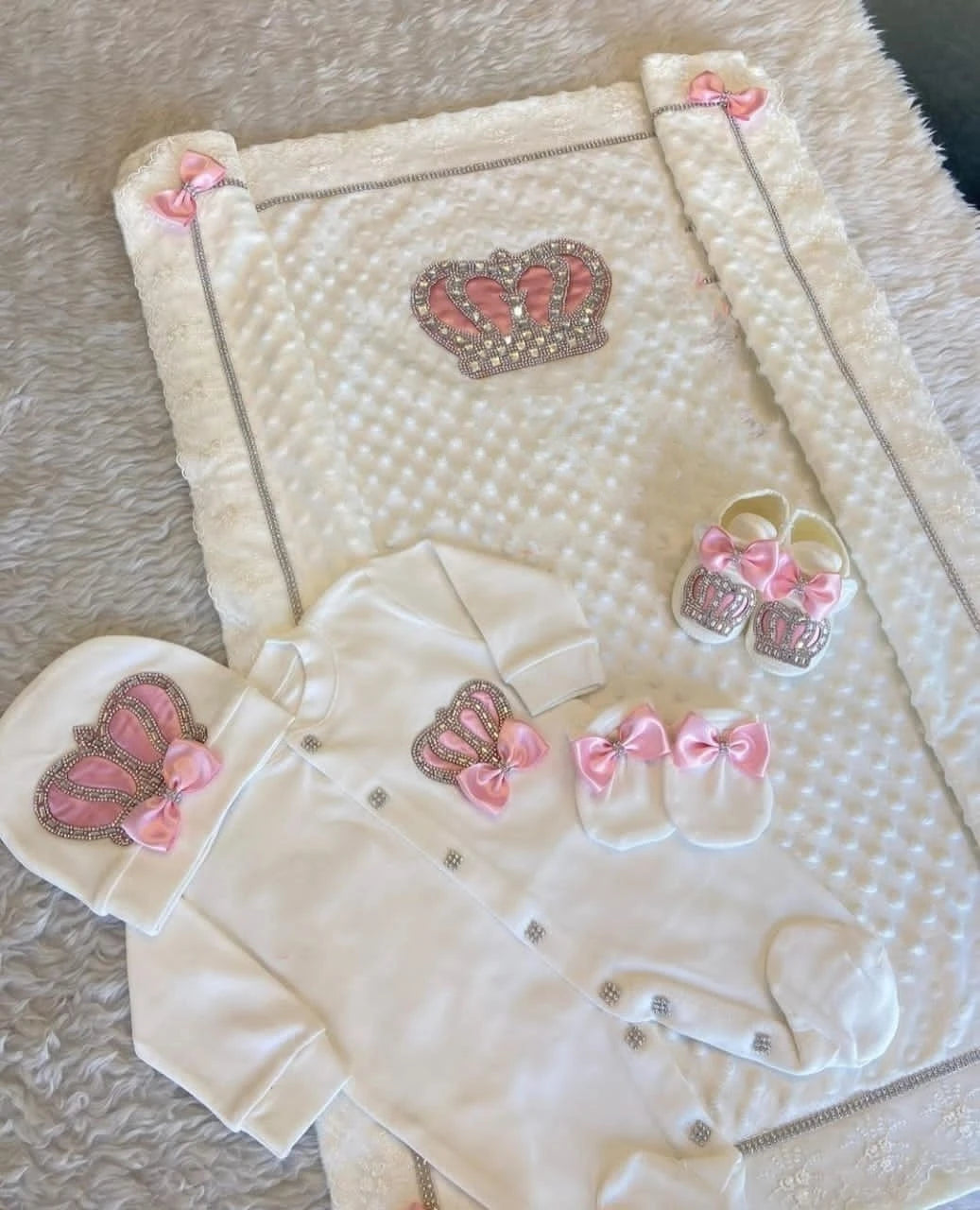 Conjunto de regalo con biberón y atuendo de salida del hospital Royal Baby