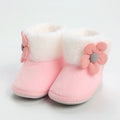 Adorables botitas de bebé con pompones para mayor comodidad en invierno